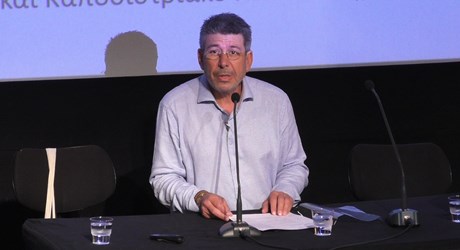 Από την πολιτική ως θέατρο στην πολιτική ως πυροτέχνημα Από την πολιτική ως θέατρο στην πολιτική ως πυροτέχνημα