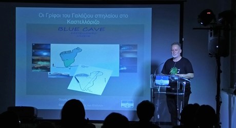 Η Γαλάζια Σπηλιά στο Καστελλόριζο και οι γρίφοι της Η Γαλάζια Σπηλιά στο Καστελλόριζο και οι γρίφοι της