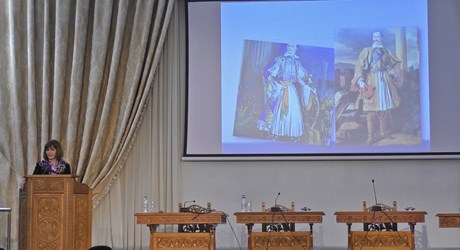 Φουστανέλες και χλαμύδες: Το ελληνικό πάνθεον ανάμεσα σε νίκες και ήττες Φουστανέλες και χλαμύδες: Το ελληνικό πάνθεον ανάμεσα σε νίκες και ήττες