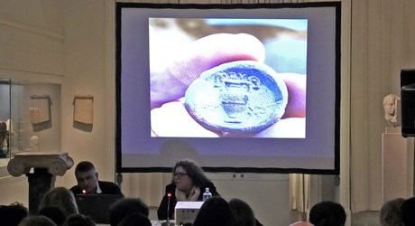 Επετειακή παρουσίαση νομισματικών θησαυρών Τενέας (Συστηματική αρχαιολογική έρευνα Αρχαίας Τενέας, 2013-2023) Επετειακή παρουσίαση νομισματικών θησαυρών Τενέας (Συστηματική αρχαιολογική έρευνα Αρχαίας Τενέας, 2013-2023)