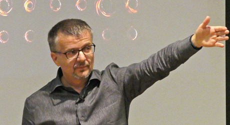 Αγγίζοντας το Άπειρο: Φωτογραφίζοντας Μαύρες Τρύπες Αγγίζοντας το Άπειρο: Φωτογραφίζοντας Μαύρες Τρύπες